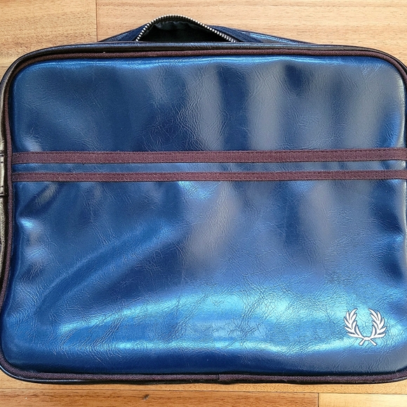 Beautiful Unused Fred Perry Messenger Bag - Picture 2 of 6